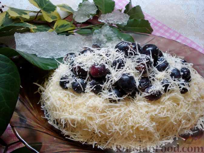 Фото приготовления рецепта: Салат "Первый снег", с курицей, сыром и виноградом - шаг №13
