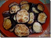 Фото приготовления рецепта: Консервированные баклажаны с овощной икрой и сливами - шаг №4