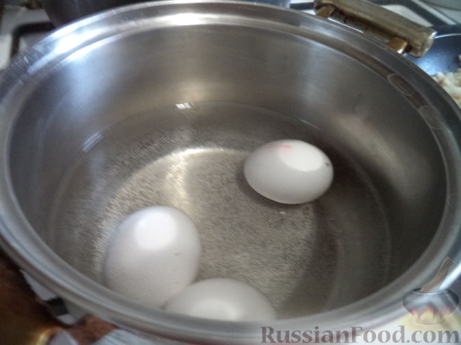 Фото приготовления рецепта: Куриные рулеты с авокадо в беконе - шаг №1