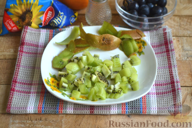 Фото приготовления рецепта: Салат с курицей, авокадо и киви - шаг №3