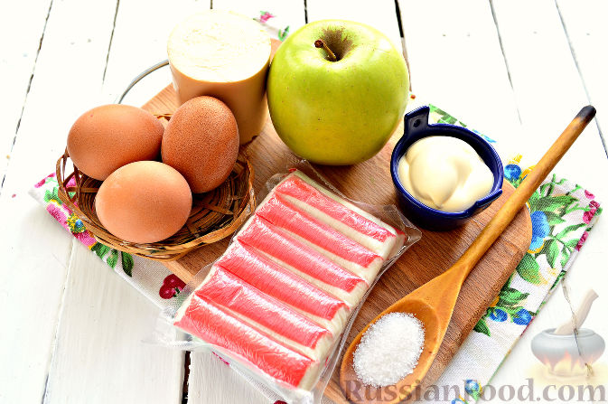 Фото приготовления рецепта: Салат с крабовыми палочками и яблоком - шаг №1