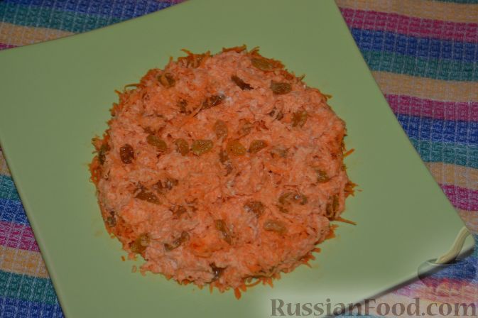 Фото приготовления рецепта: Слоёный салат с языком, шампиньонами, маринованными огурцами, морковью и сыром - шаг №4