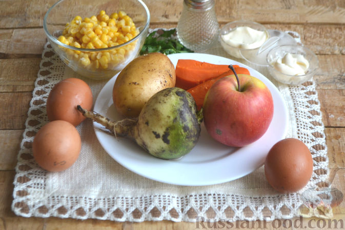 Фото приготовления рецепта: Слоеный салат из редьки, с яблоками и кукурузой - шаг №1