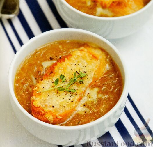 Фото приготовления рецепта: Луковый суп по-французски - шаг №4
