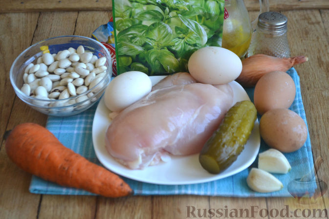 Фото приготовления рецепта: Закуска из малосольной скумбрии, маринованных огурцов и варёных яиц - шаг №9