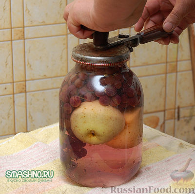 Фото приготовления рецепта: Компот из яблок с виноградом на зиму - шаг №9
