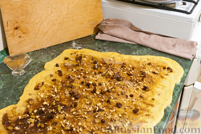 Фото приготовления рецепта: Шоколадный торт с маршмеллоу, печеньем и орехами (без выпечки) - шаг №9