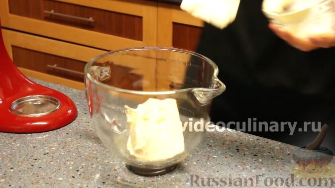Фото приготовления рецепта: Открытый картофельный пирог с тыквенно-мясной начинкой - шаг №9