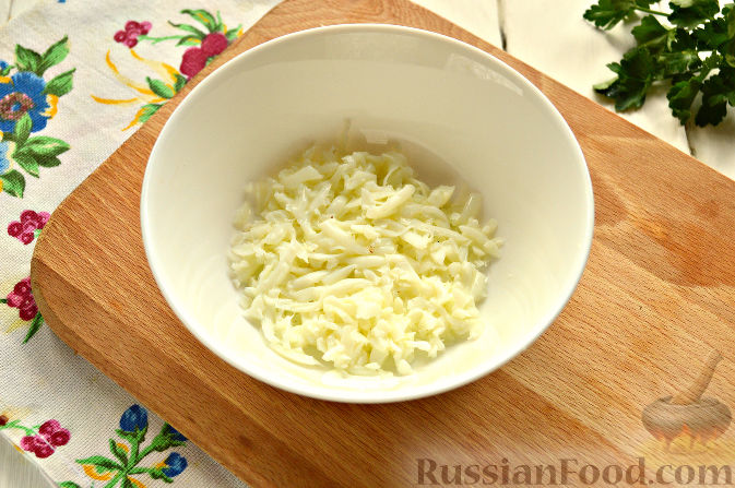Фото приготовления рецепта: Слоеный салат с крабовыми палочками - шаг №2