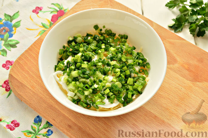 Фото приготовления рецепта: Слоеный салат с крабовыми палочками - шаг №6