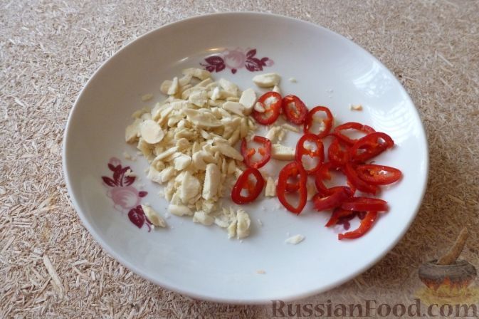 Фото приготовления рецепта: Салат из тыквы и рукколы, с орехами и гранатом - шаг №6