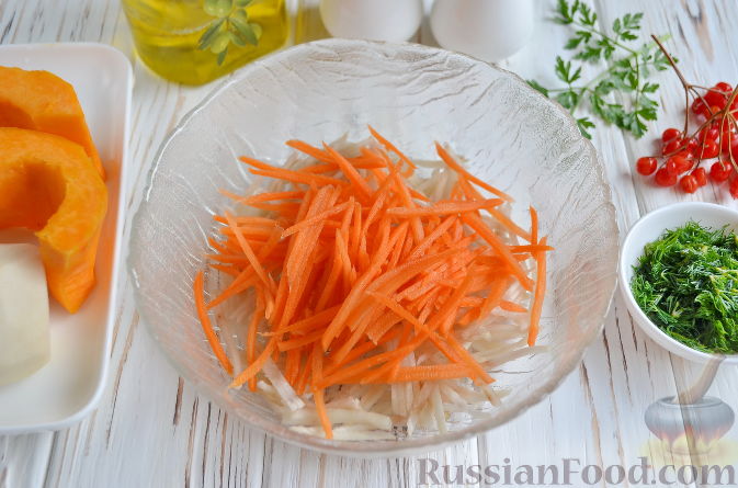 Фото приготовления рецепта: Салат из топинамбура, редьки, тыквы и моркови - шаг №3