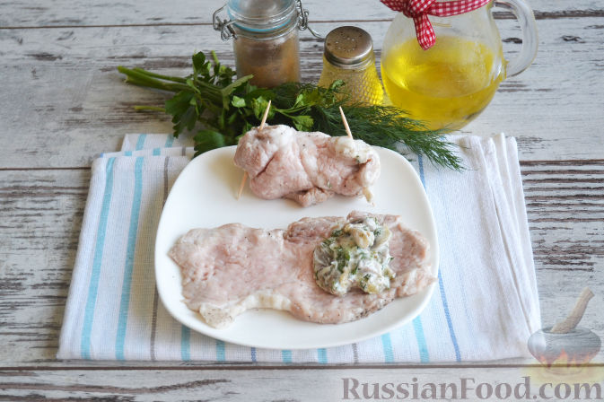 Фото приготовления рецепта: Салат с курицей, свёклой, помидорами и сметанно-горчичной заправкой - шаг №9