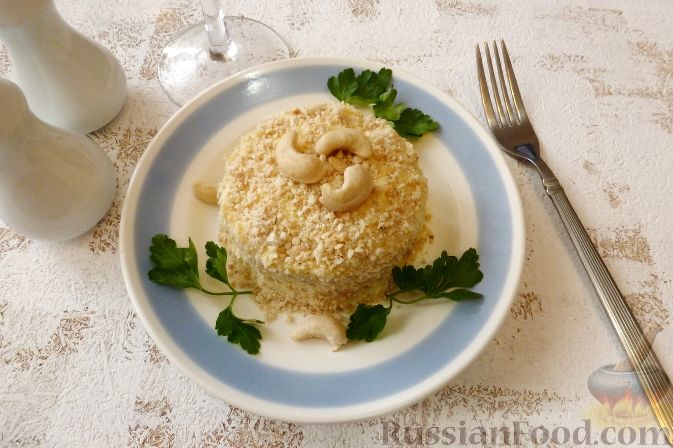 Фото приготовления рецепта: Салат "Нежность" с яблоками и сыром - шаг №11