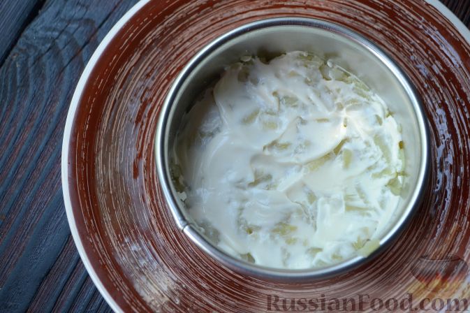 Фото приготовления рецепта: Салат со шпротами и картошкой - шаг №5