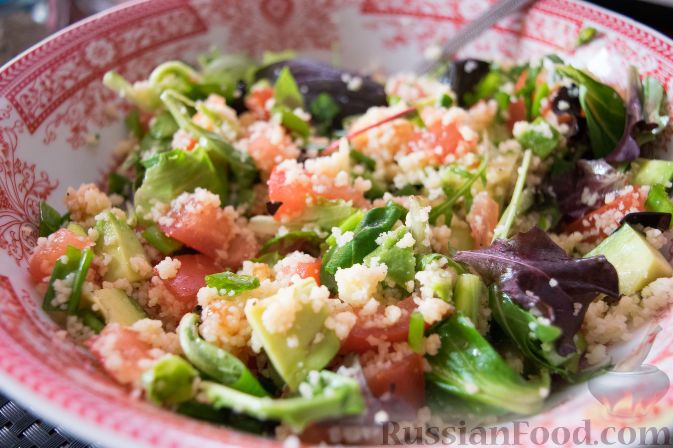 Фото к рецепту: Весенний салат с авокадо и кускусом