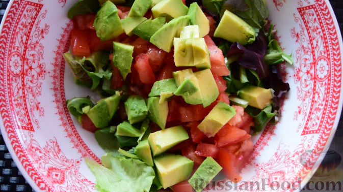 Фото приготовления рецепта: Весенний салат с авокадо и кускусом - шаг №2