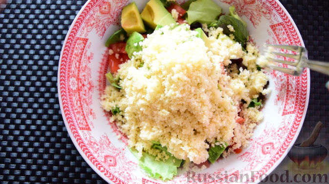 Фото приготовления рецепта: Весенний салат с авокадо и кускусом - шаг №3