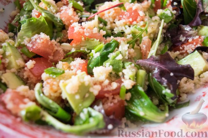 Фото приготовления рецепта: Весенний салат с авокадо и кускусом - шаг №5