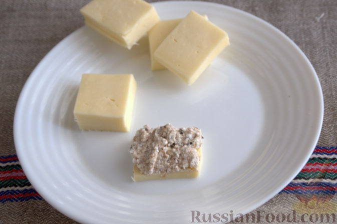 Фото приготовления рецепта: Канапе из сыра, со шпротами и творогом - шаг №5