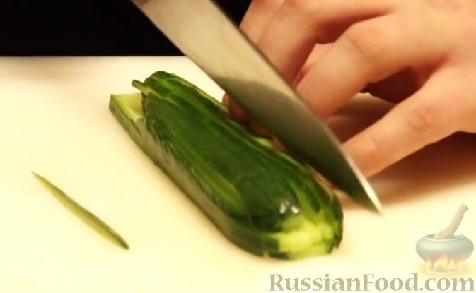 Фото приготовления рецепта: Пикантный салат из огурцов - шаг №3