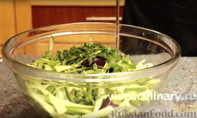 Фото приготовления рецепта: Пикантный салат из огурцов - шаг №4