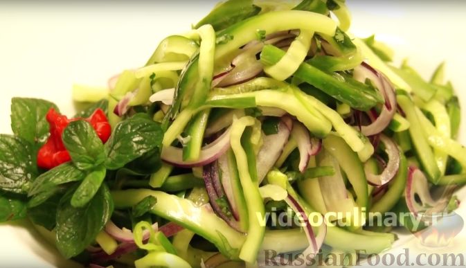 Фото приготовления рецепта: Пикантный салат из огурцов - шаг №5