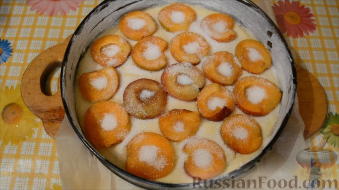 Фото приготовления рецепта: Открытый пирог с абрикосами - шаг №6