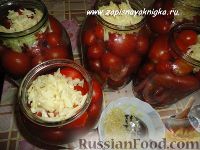 Фото приготовления рецепта: Рецепт вкусных заготовок: помидоры с чесноком на зиму - шаг №4