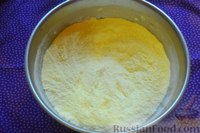 Фото приготовления рецепта: Кукурузный пирог «Богач» с черникой - шаг №2