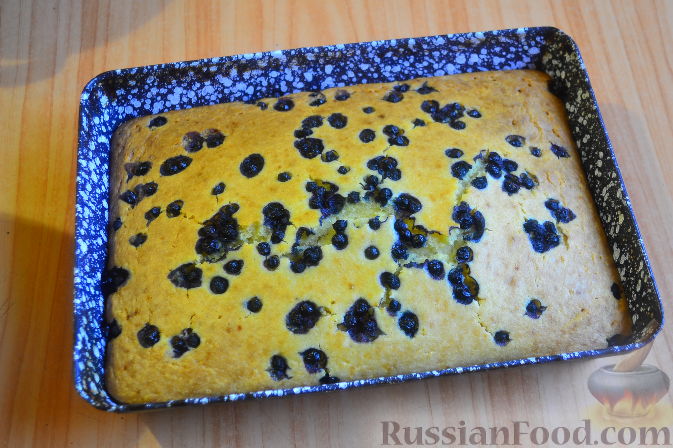 Фото приготовления рецепта: Кукурузный пирог «Богач» с черникой - шаг №7