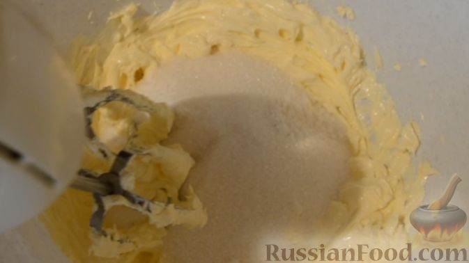 Фото приготовления рецепта: Песочный пирог со сливами - шаг №3