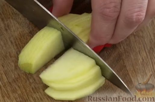 Фото приготовления рецепта: Теплый салат с куриной печенью и жареными яблоками - шаг №2