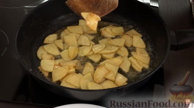 Фото приготовления рецепта: Теплый салат с куриной печенью и жареными яблоками - шаг №4