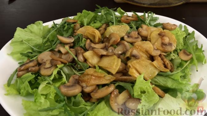 Фото приготовления рецепта: Теплый салат с куриной печенью и жареными яблоками - шаг №11