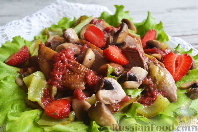 Фото к рецепту: Салат с утиной грудкой и клубничным соусом