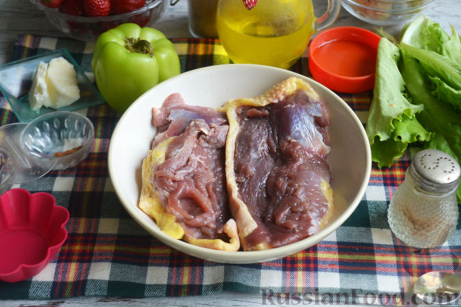 Фото приготовления рецепта: Салат с утиной грудкой и клубничным соусом - шаг №2