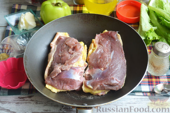 Фото приготовления рецепта: Салат с утиной грудкой и клубничным соусом - шаг №4