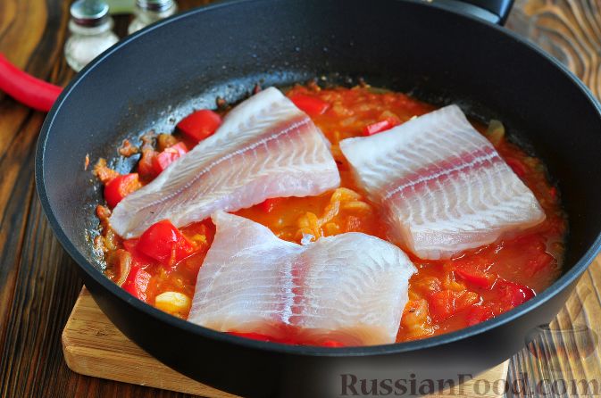 Фото приготовления рецепта: Храйме (рыба, тушенная в остром соусе) - шаг №7