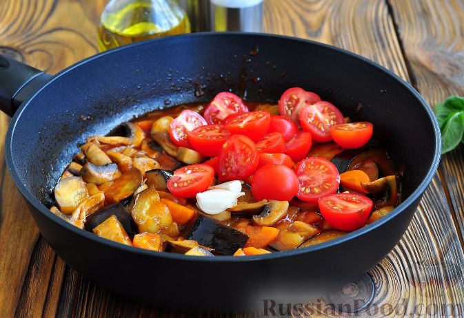 Фото приготовления рецепта: Баклажаны, тушенные с помидорами - шаг №8