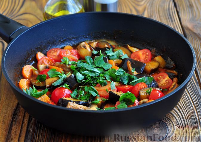 Фото приготовления рецепта: Баклажаны, тушенные с помидорами - шаг №9