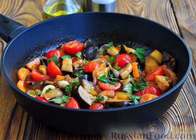 Фото приготовления рецепта: Баклажаны, тушенные с помидорами - шаг №10