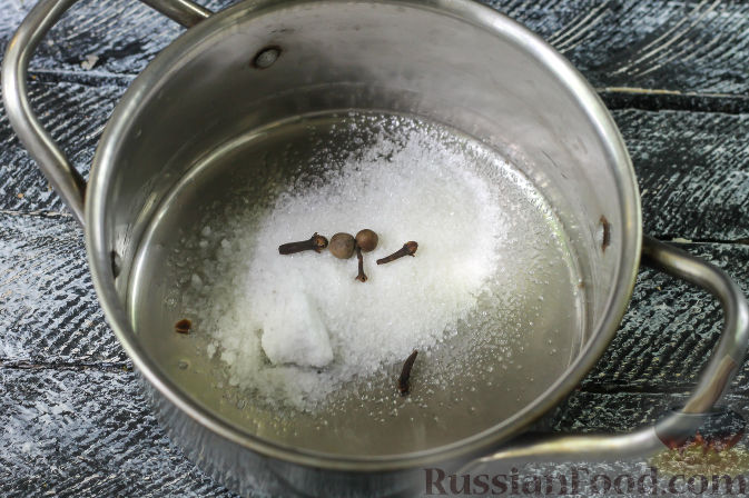 Фото приготовления рецепта: Консервированные огурцы с патиссонами (на зиму) - шаг №4