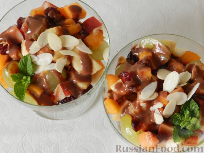 Фото приготовления рецепта: Сладкий фруктовый салат с шоколадным соусом - шаг №10