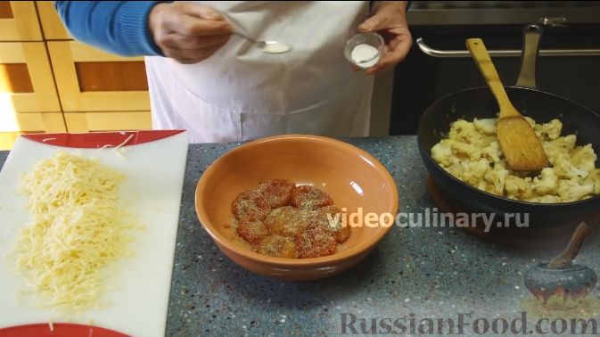Фото приготовления рецепта: Цветная капуста с помидорами и сыром - шаг №7