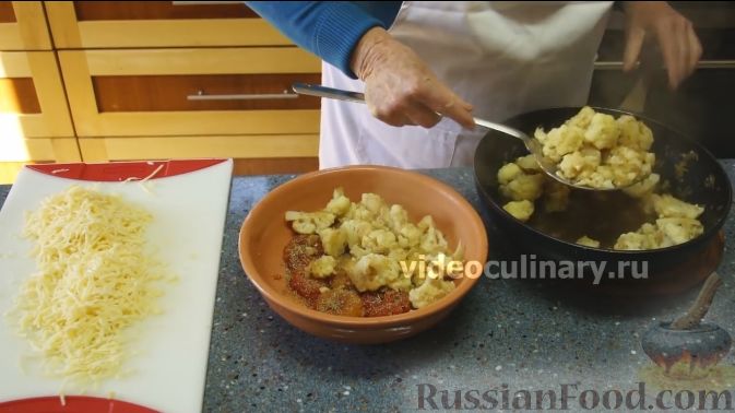 Фото приготовления рецепта: Цветная капуста с помидорами и сыром - шаг №8