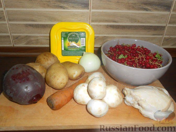 Фото приготовления рецепта: Слоеный салат с курицей и красной смородиной - шаг №1