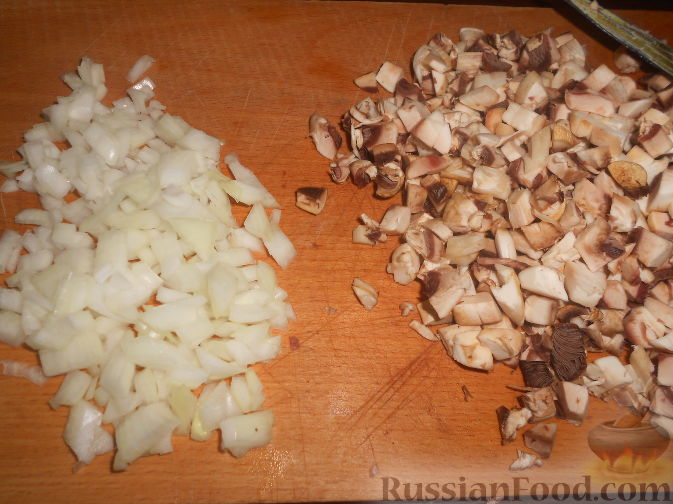 Фото приготовления рецепта: Слоеный салат с курицей и красной смородиной - шаг №2