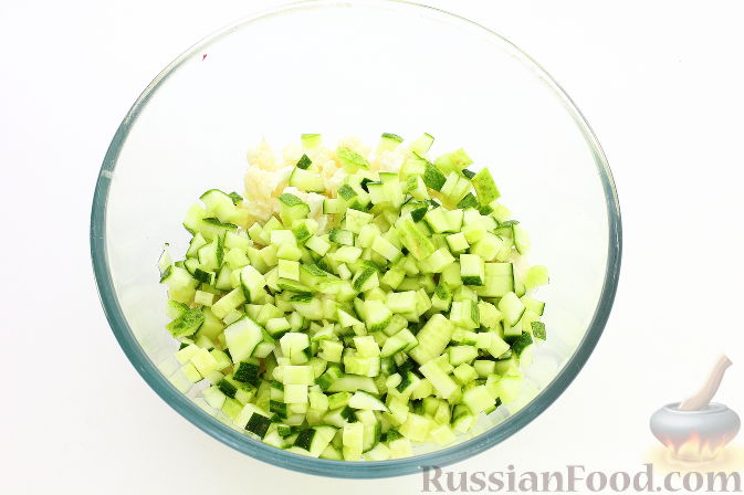 Фото приготовления рецепта: Cалат из сырой цветной капусты - шаг №4