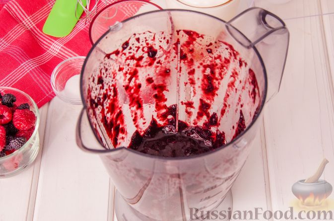 Фото приготовления рецепта: Замороженный ягодный греческий йогурт - шаг №2